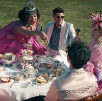 Reuni Jonas Brother menghasilkan video klip terbaru berjudul Sucker. Pacar dan istri para pria Jonas pun menjadi model video klipnya, yaitu Priyanka Chopra, Sophie Turner dan Danielle Jonas, atau kini dikenal sebagai J Sisters. Foto: Dok. YouTube/The Jonas Brother