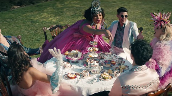Foto: Glamornya Priyanka Chopra Hingga Sophie Turner di Video Jonas Brother