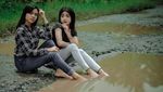 Lagi, Gadis Unyu-unyu Main Lumpur Sebagai Bentuk Protes Jalan Rusak