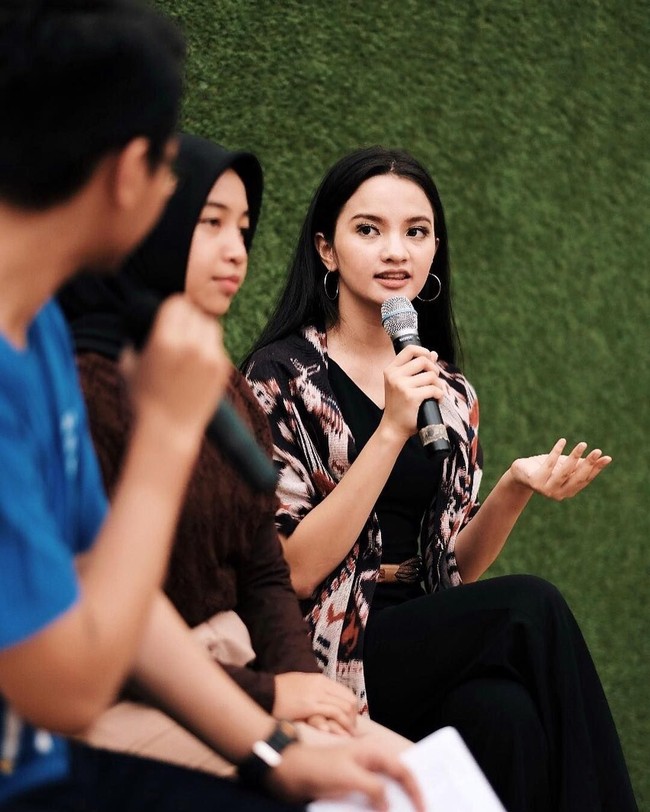 Wanita berusia 23 tahun ini kemudian mengembangkan kemampuannya di bidang IT dalam kegunaan sosial dengan mendirikan sebuah komunitas bernama Kultara (Kultur Nusantara), yakni sebuah kegiatan traveling berbasis misi sosial. Foto: dok. Instagram @sabrinaanggraini