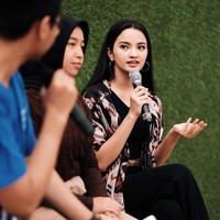 Wanita berusia 23 tahun ini kemudian mengembangkan kemampuannya di bidang IT dalam kegunaan sosial dengan mendirikan sebuah komunitas bernama Kultara (Kultur Nusantara), yakni sebuah kegiatan traveling berbasis misi sosial. Foto: dok. Instagram @sabrinaanggraini