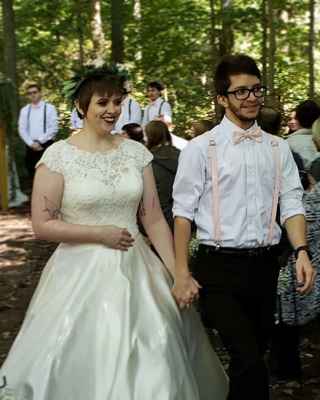 Kepada Daily Star Online, wanita bernama Karalyn Henry mengungkapkan kisah hidupnya yang bagi sebagian orang sebuah kegilaan. Bagaimana tidak, dia hidup bersama suami dan wanita lain dalam pernikahannya. Foto: Instagram/@karalyncat