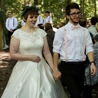 Kepada Daily Star Online, wanita bernama Karalyn Henry mengungkapkan kisah hidupnya yang bagi sebagian orang sebuah kegilaan. Bagaimana tidak, dia hidup bersama suami dan wanita lain dalam pernikahannya. Foto: Instagram/@karalyncat