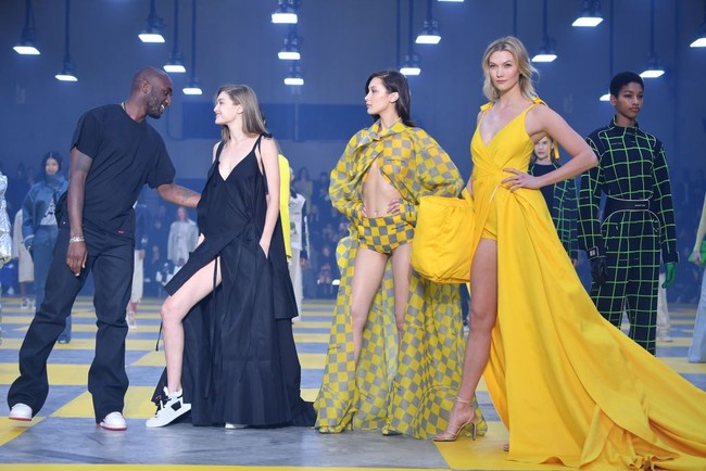 Fashion show Off-White yang digelar dalam rangkaian Paris Fashion Week baru-baru ini menampilkan duo kakak-beradik Gigi dan Bella Hadid sebagai modelnya. Keduanya menebar pesona dalam balutan busana seksi rancangan Virgil Abloh. (Foto: Getty Images)