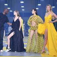 Fashion show Off-White yang digelar dalam rangkaian Paris Fashion Week baru-baru ini menampilkan duo kakak-beradik Gigi dan Bella Hadid sebagai modelnya. Keduanya menebar pesona dalam balutan busana seksi rancangan Virgil Abloh. (Foto: Getty Images)