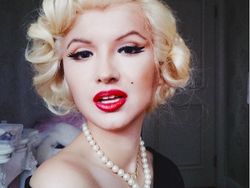 Seperti Bunglon, Wanita Ini Bisa Berubah-ubah Wajah