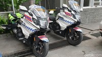 BMW K 1600 B pakai mesin berkapasitas 1.649 cc 6 silinder, dengan power puncak 160 dk pada 7.750 rpm dan torsi 175 Nm di 5.250 rpm. Transmisinya manual 6 percepatan dan sudah ada gigi mundur agar motor berbobot 560 kg ini mudah digeser-geser. Foto: Luthfi Anshori/detikOto