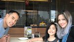 Cantik Menawan! Gaya Mikhayla, Anak Nia Ramadhani Saat Kulineran