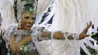Secara historis, tari samba memiliki akar sejarah dari budaya dan kesenian Afrika. Namun, tari ini makin populer dan menjadi ikon nasional negara Brasil. Sehingga tak heran, saat membahas samba maka orang-orang akan mengacu pada negara di Amerika latin tersebut. Sergio Moraes/Reuters.