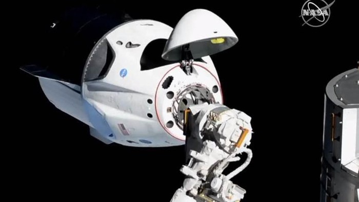 Potret Crew Dragon milik SpaceX yang terparkir di ISS. Foto: NASA Potret Crew Dragon milik SpaceX yang terparkir di ISS. Foto: NASA