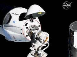 Potret Kece SpaceX Rapatkan Kapsul Luar Angkasa di ISS