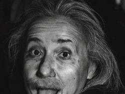 Seperti Bunglon, Wanita Ini Bisa Berubah-ubah Wajah