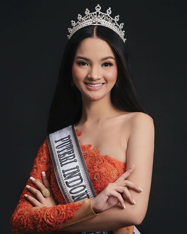 Sabrina Anggraini pernah mengungkapkan tak sedikit orang meragukan kemampuannya dan mengatakan bahwa ia hanya menjadi perempuan pajangan’. Pembawa acara Jejak Petualang di Trans7 itu menjadi satu-satunya perempuan di dalam tim saat kompetisi teknologi yang menghasilkan aplikasi Quick Disaster, sebuah aplikasi mitigasi bencana menggunakan perangkat Google Glass. Foto: dok. Instagram @sabrinaanggraini