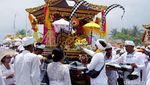 Umat Hindu Gelar Upacara Melasti di Pantai Petitenget Bali
