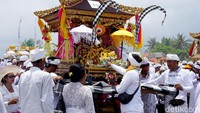 Tiba di Pantai Petitenget, rombongan dari tiap banjar itu berhenti sejenak di depan Pura Masceti Petitenget. Di depan pura ini rombongan beserta tandu tersebut diperciki air oleh sulinggih. 