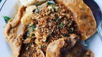 Makin enak sambal tumpang disantap dengan telor rebus, gorengan dan krecek. Rasanya pedas gurih. Foto : Instagram @dewiriaitari