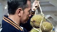 Blusukan ke Pasar Sentral, Kota Kendari, Jokowi membeli durian. Nyam! Foto: Instagram@jokowi