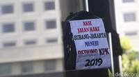 Sebelumnya mereka telah melakukan aksi jalan kaki dari Subang ke gedung KPK.