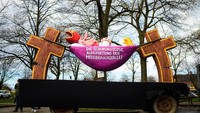 Selain itu isu yang tengah hangat diperbincangkan masyarakat dan juga hadir di Pawai Senin Mawar Dusseldorf adalah menyeruaknya skandal kasus pelecehan seksual yang terjadi di Gereja Katolik. Lukas Schulze/Getty Images.