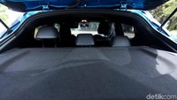 Dibalut berbagai teknologi canggih membuat kabin dalam Toyota C-HR sangat senyap. Suara mesin pun tak tembus ke dalam kabin.