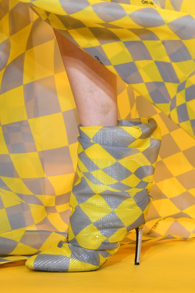 Bella lalu melengkapi gayanya dengan ankle-boots bermotif senada dalam bentuk yang bervolume seperti bantalan. (Foto: Getty Images)