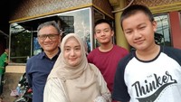 Meski sibuk berpolitik, Tapi Andi memiliki hubungan yang dekat dengan keluarganya. Lewat akun Twitternya, Andi membagikan momen kebersamaan mereka usai menyantap sate di sebuah rumah makan. Foto: Twitter @AndiArief__