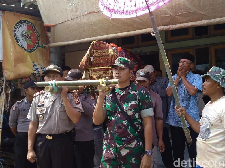 Jenazah 3 Pendaki Tampomas Dimakamkan di Indramayu Jenazah 3 Pendaki Tampomas Dimakamkan di Indramayu