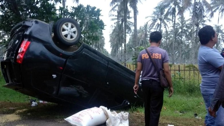 Panik Dikejar Korban, Mobil Pencuri Padi Terguling di Sukabumi Panik Dikejar Korban, Mobil Pencuri Padi Terguling di Sukabumi