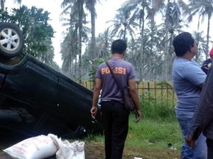 Panik Dikejar Korban, Mobil Pencuri Padi Terguling di Sukabumi