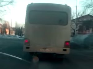 Bus Nekat! Melaju Tanpa Satu Ban Hanya Diganjal Batang Kayu