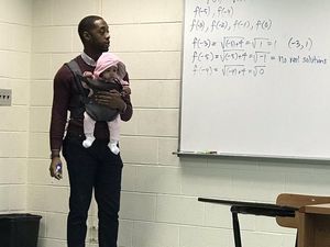 Momen Viral Dosen Gendong Bayi Mahasiswa Selama Kelas Ini Menghangatkan Hati