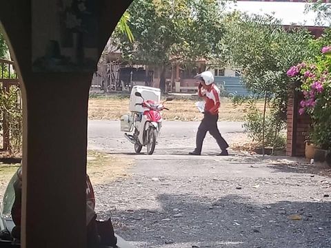 Tukang pos berteduh viral.