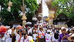 Umat Hindu Gelar Upacara Melasti di Pantai Petitenget Bali