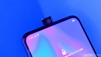 Oppo F11 Pro mengusung kamera depan pop-up. Foto: Adi Fida Rahman/detikINET