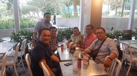 Aktif berpolitik, tentunya membuat Andi memiliki banyak rekan dan kerabat. Ini salah satu posenya, saat ngumpul bersama para rekan sambil menikmati dinginnya minuman bersoda. Foto: Twitter @AndiArief__