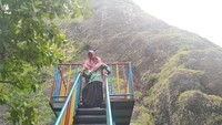 Begitu sampai di Tebing Lingga, sebuah tebing batu setinggi 300 meter akan menyambut setiap pengunjung yang datang. (Adhar Muttaqin/detikTravel)