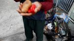 Dampak Krisis Venezuela, Warga Cari Makan di Tempat Sampah
