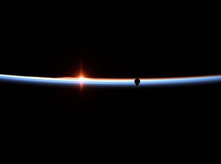 Potret Kece SpaceX Rapatkan Kapsul Luar Angkasa di ISS