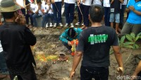 Tim SAR gabungan lalu dikerahkan untuk mengevakuasi para korban asal Indramayu tersebut. Saat ditemukan, ketiga korban dalam posisi meringkuk seperti menahan kedinginan di Pos 4 Gunung Tampomas.