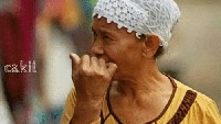 Nggak bisa dipungkiri, saat makan rendang sering kali serat-serat daging terselip di gigi. Solusinya, congkel pakai tangan! Foto: Istimewa
