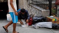 Bantuan dari dunia internasional untuk warga Venezuela tak semuanya diperbolehkan masuk terlebih dengan kondisi politik negara itu yang tengah panas.