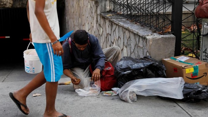 Krisis yang terjadi di Venezuela masih terus berlangsung. Kesulitan pangan membuat warga harus bertahan hidup dengan mencari makan di tempat sampah.