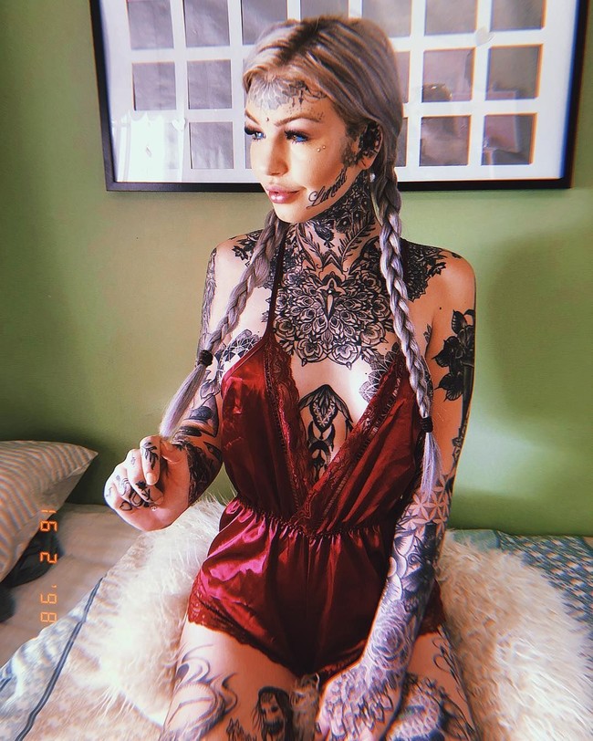 Inilah penampilan seram Amber. Bagian wajahnya pun telah ditato sehingga bagian manis di wajahnya telah sirna.  Foto: dok. Instagram (@amber__luke)