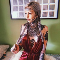 Inilah penampilan seram Amber. Bagian wajahnya pun telah ditato sehingga bagian manis di wajahnya telah sirna.  Foto: dok. Instagram (@amber__luke)