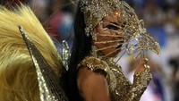 Karnaval itu diikuti oleh sejumlah sekolah samba di Brasil. Tak hanya menunjukkan kemampuan tari yang mumpuni, para penari pun tampil dengan menggunakan pakaian dan aksesoris yang meriah. Amanda Perobelli/Reuters.