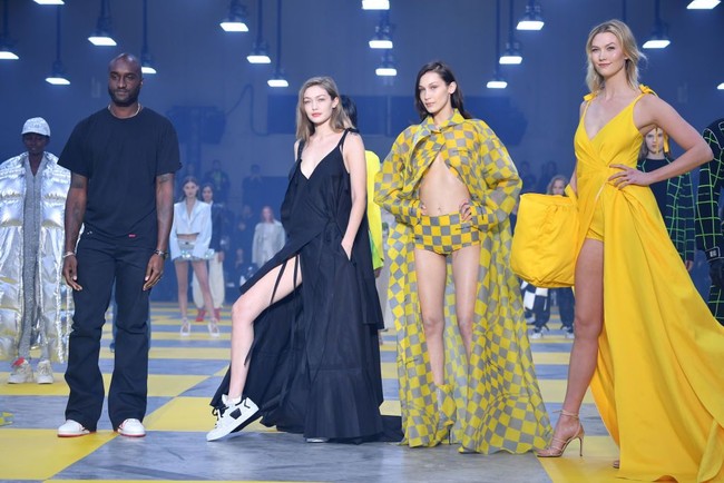 Ketika gerakan Black Lives Matter (BLM) berkecamuk pada pertengahan tahun lalu, desainer dan pendiri label Off-White, Virgil Abloh ikut mendukung. Namun, pria yang juga perancang koleksi busana laki-laki Louis Vuitton ini dicela karena hanya menyumbang US$ 50 atau sekitar Rp 705 ribu untuk membebaskan para demonstran. Baca berita selengkapnya di sini. (Foto: Pascal Le Segretain/Getty Images)