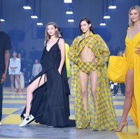 Ketika gerakan Black Lives Matter (BLM) berkecamuk pada pertengahan tahun lalu, desainer dan pendiri label Off-White, Virgil Abloh ikut mendukung. Namun, pria yang juga perancang koleksi busana laki-laki Louis Vuitton ini dicela karena hanya menyumbang US$ 50 atau sekitar Rp 705 ribu untuk membebaskan para demonstran. Baca berita selengkapnya di sini. (Foto: Pascal Le Segretain/Getty Images)