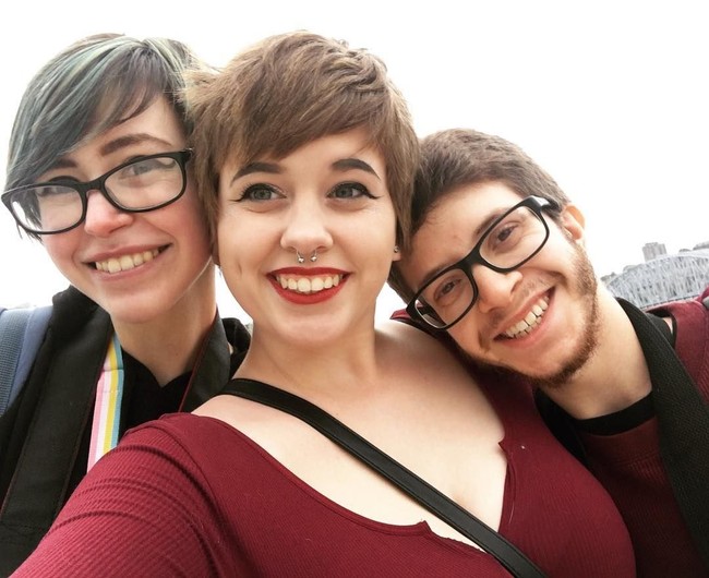 Bukannya marah, Justin malah setuju jika Karalyn memiliki hubungan dengan wanita. Hingga akhirnya berkenalanlah dia dengan Lana yang dijumpainya melalui media sosial. Tinggal terpisah jarak, Lana bertemu pertamakalinya dengan Karalyn pada pernikahan wanita 22 tahun itu dengan Justin. Foto: Instagram/@karalyncat