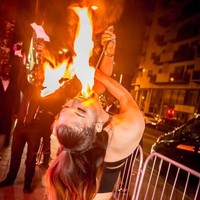 Penari tersebut mengalami kejadian naas yang membuat wajahnya terluka dalam sebuah pertunjukkan setahun lalu. Ketika akan menyemburkan api, tiba-tiba api telah membakar bagian tubuhnya. Ia lalu dibawa dan dirawat di rumah sakit sekitar sebulan. Saat itu, Sophie sangat trauma hingga tidak ingin melihat cermin. Foto: Instagram @sophirelee