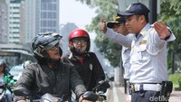 Petugas Dishub juga disiagakan di sekitar lokasi untuk memandu para pengendara.